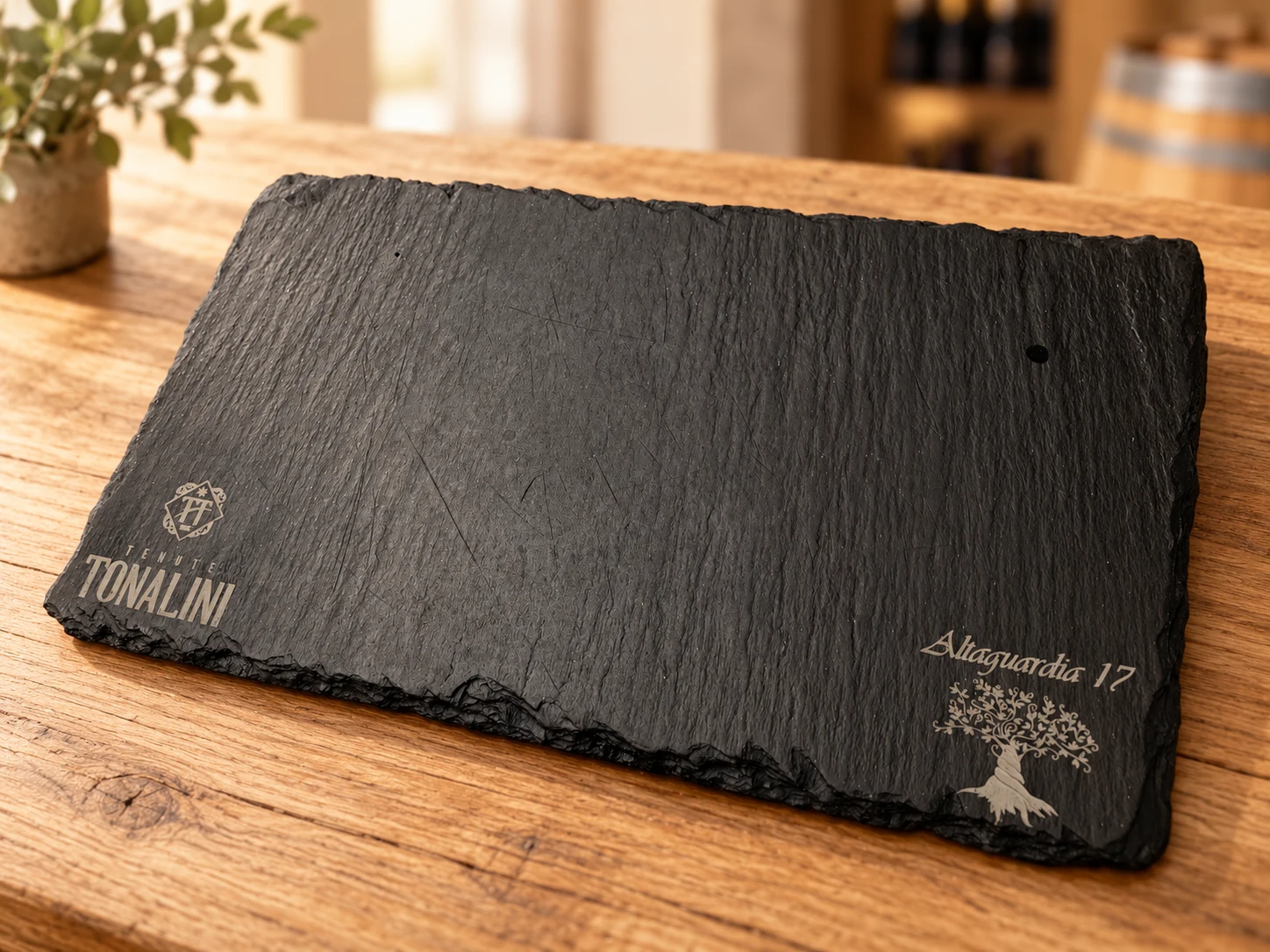 Lastra rettangolare in ardesia con marchio Tenute Tonalini e incisione Allaguardia 17 · mockup ambientato