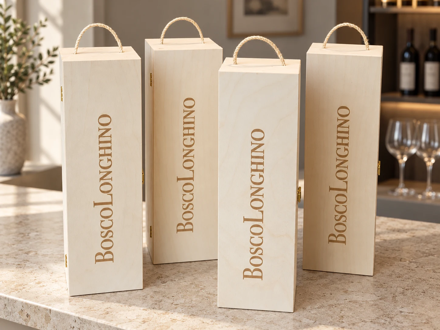 Quattro confezioni verticali in legno con manico e marchio Boscolonghino inciso · mockup ambientato