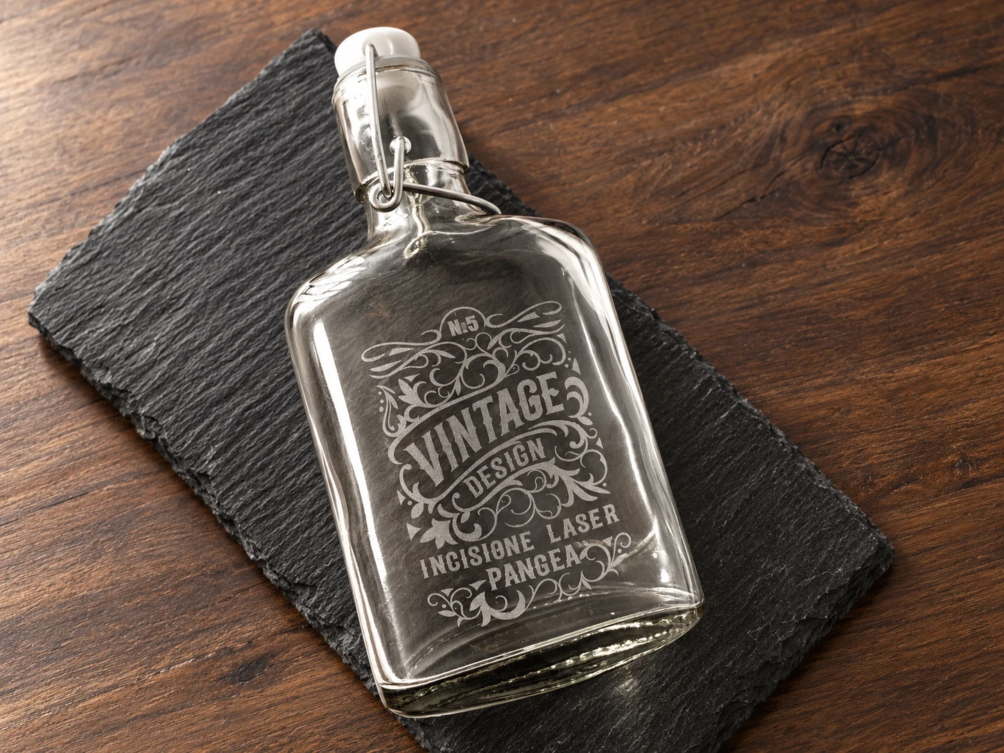 Bottiglia in vetro con chiusura meccanica e decorazione Vintage Design incisa · mockup ambientato