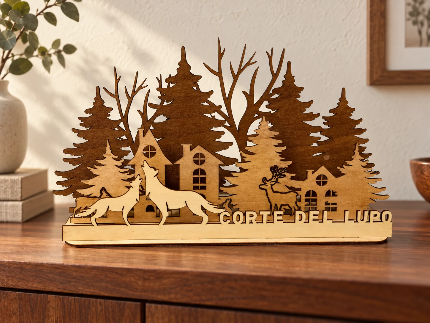 Paesaggio in legno a più livelli Corte del Lupo con alberi, casa e animali · mockup ambientato