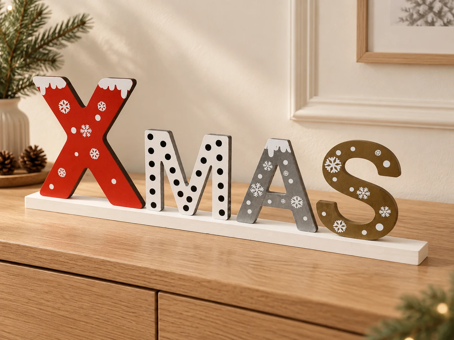 Lettere decorative XMAS rosse, bianche, grigie e color bronzo con motivi natalizi · mockup ambientato