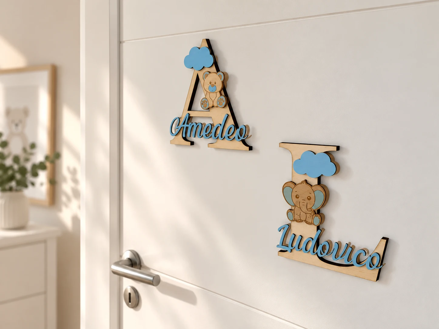 Nomi Amedeo e Ludovico su iniziali in legno con orsetto, elefantino e nuvole azzurre · mockup ambientato