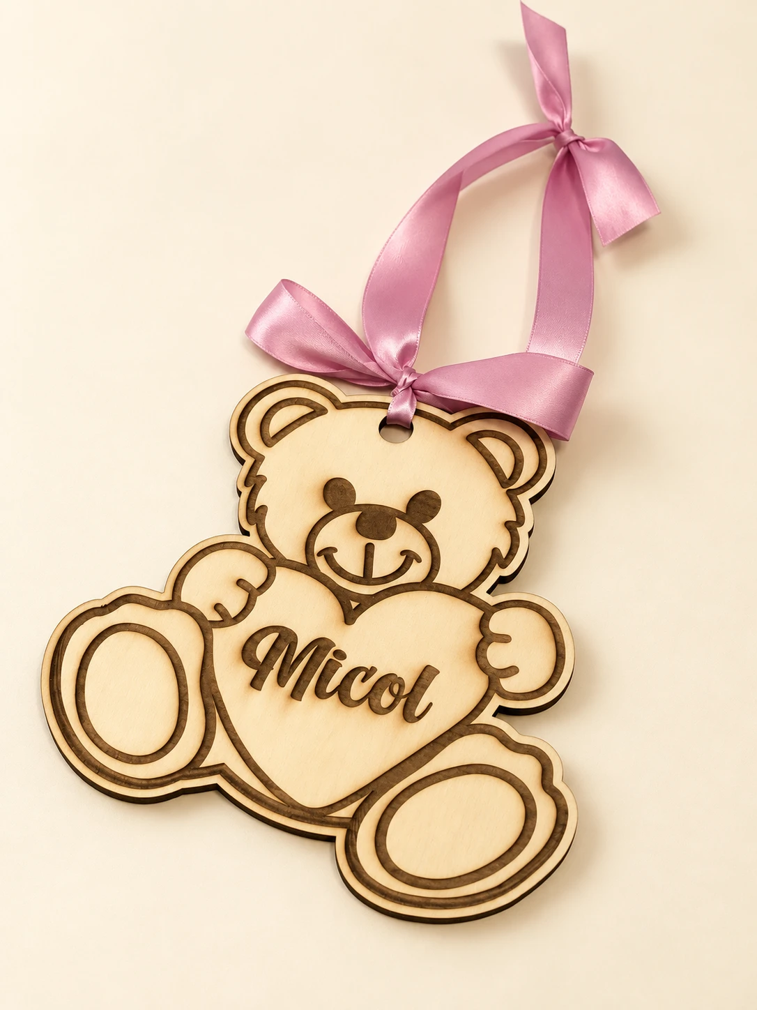 Seconda immagine dell’orsetto Nicol in legno con nastro rosa