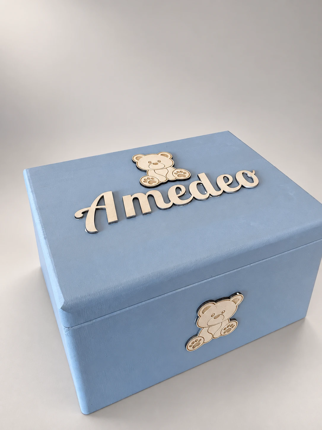 Scatola azzurra con nome Amedeo a rilievo e piccoli orsetti decorativi