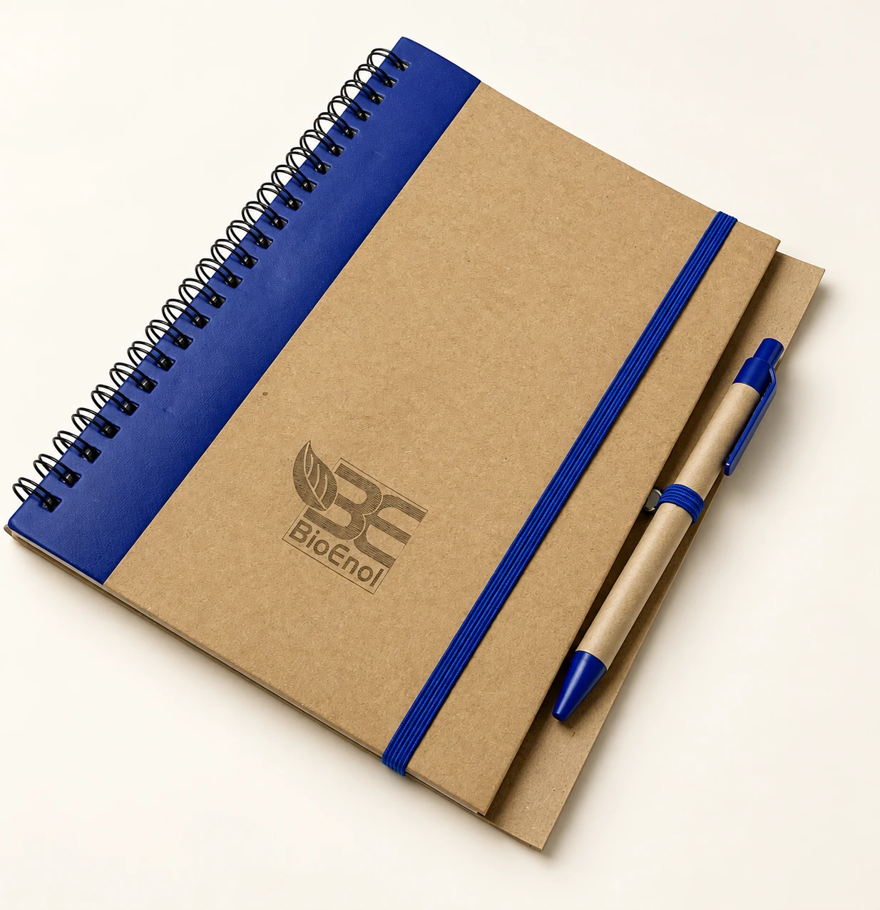 Taccuino Bioenol con spirale, fascia ed elastico blu e penna coordinata