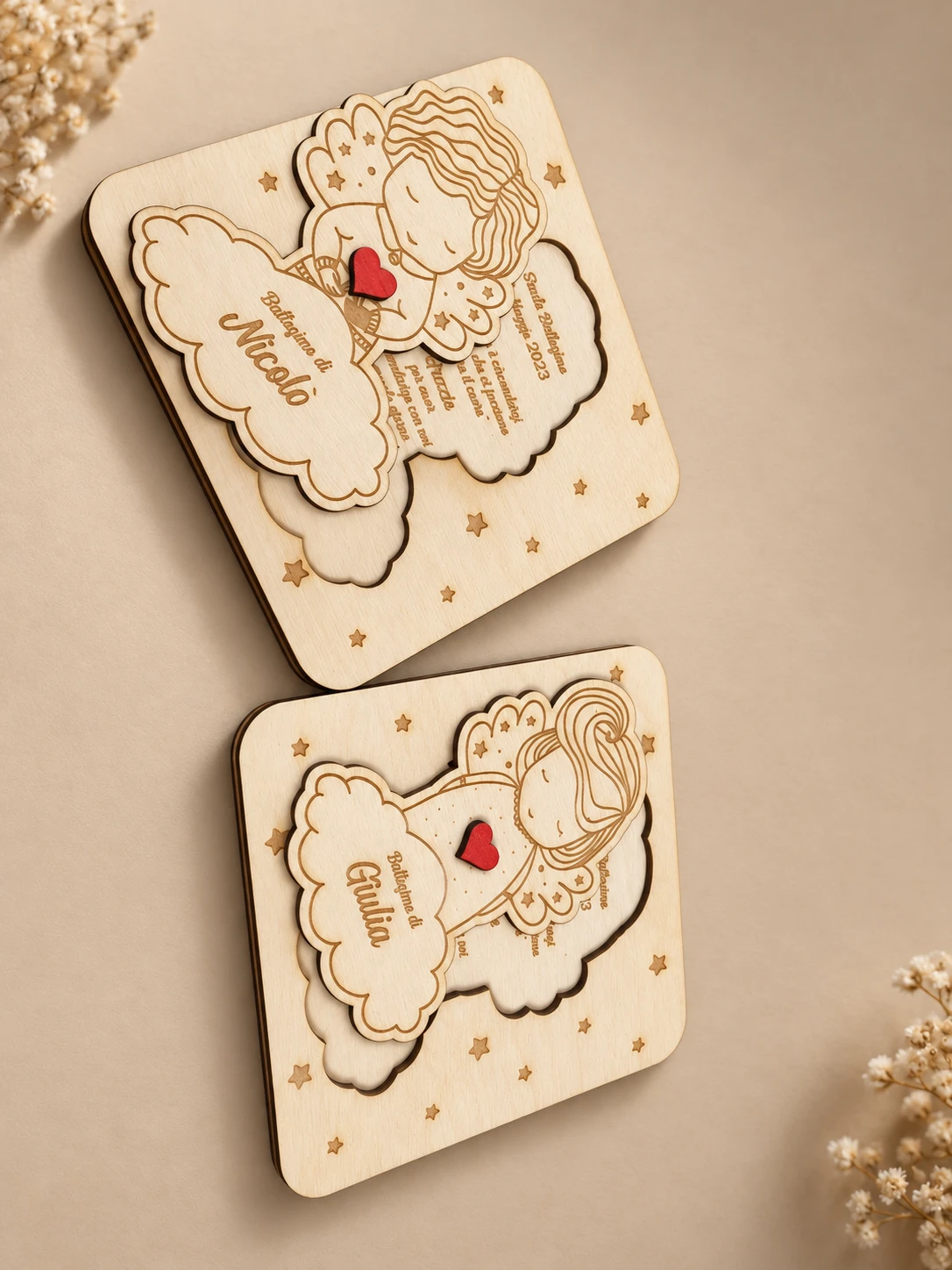 Due targhe quadrate in legno con angioletti, cuori rossi e decorazioni incise