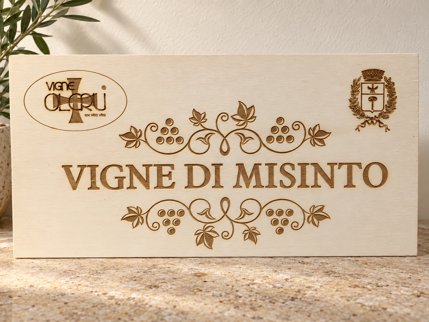 Pannello in legno Vigne di Misinto con grappoli, marchio e stemma incisi · mockup ambientato